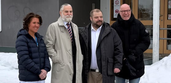 En grupp människor som står framför en byggnad.